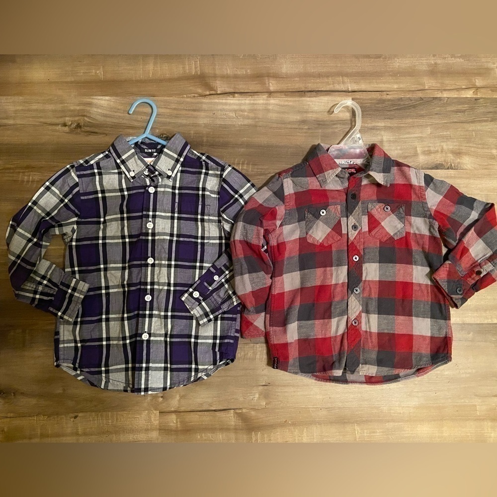 𝅺lot of 2 Boys Size 4 button up shirts